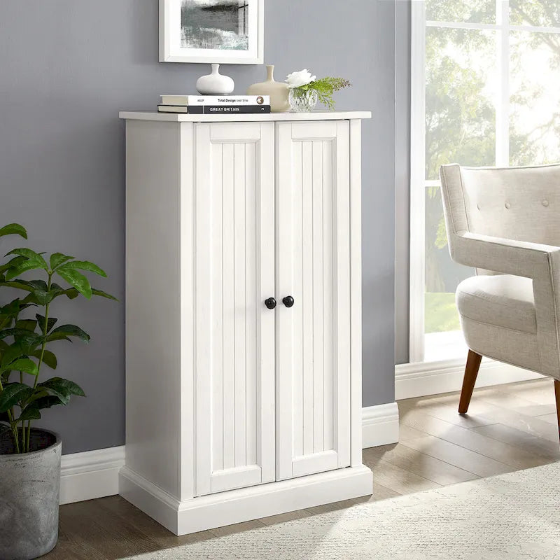 Gabinete decorativo blanco desgastado "Seaside" con paneles machihembrados