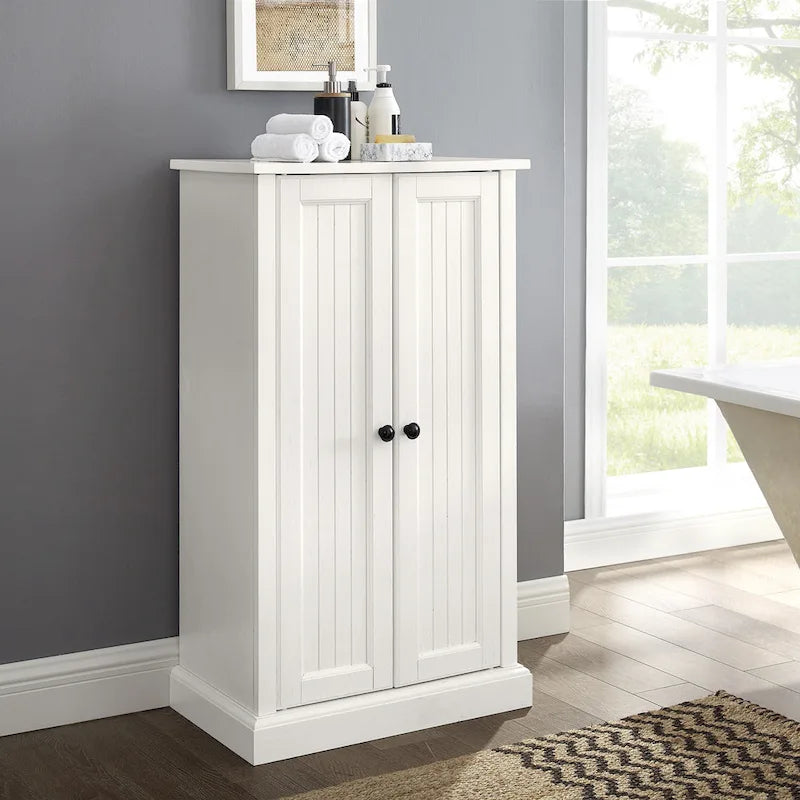 Gabinete decorativo blanco desgastado "Seaside" con paneles machihembrados