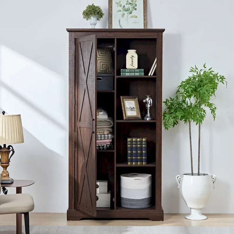 Armario alto de madera con puerta tipo granero