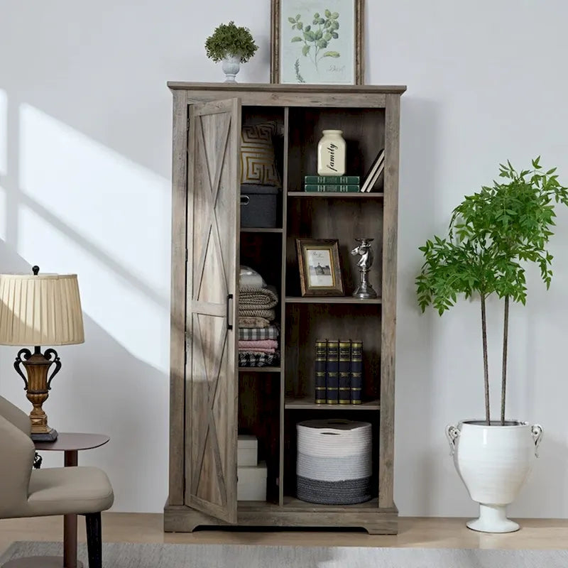 Armario alto de madera con puerta tipo granero