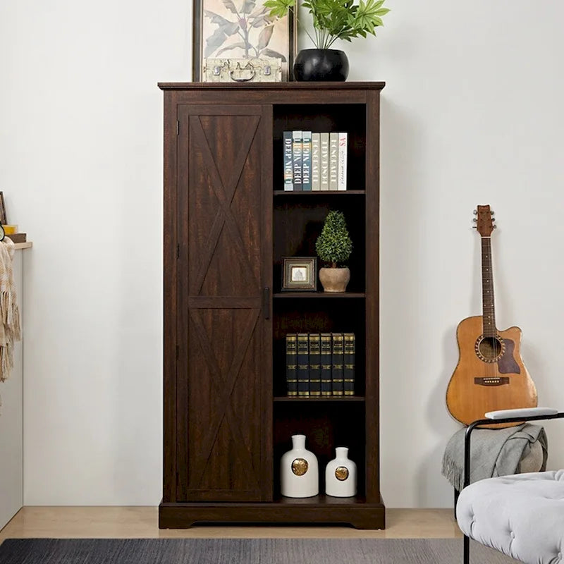 Armario alto de madera con puerta tipo granero