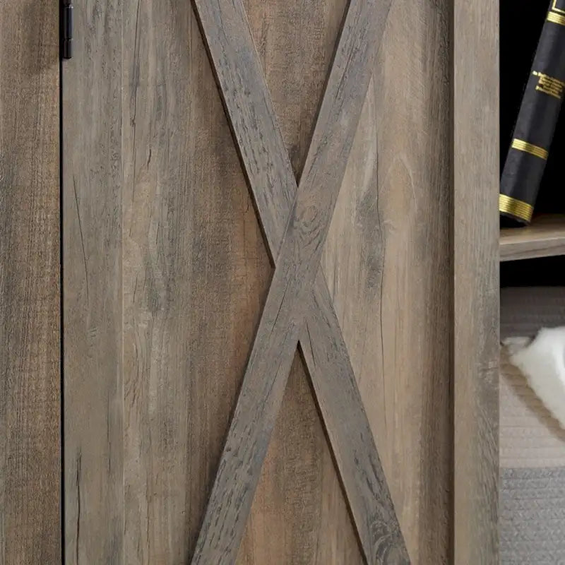 Armario alto de madera con puerta tipo granero