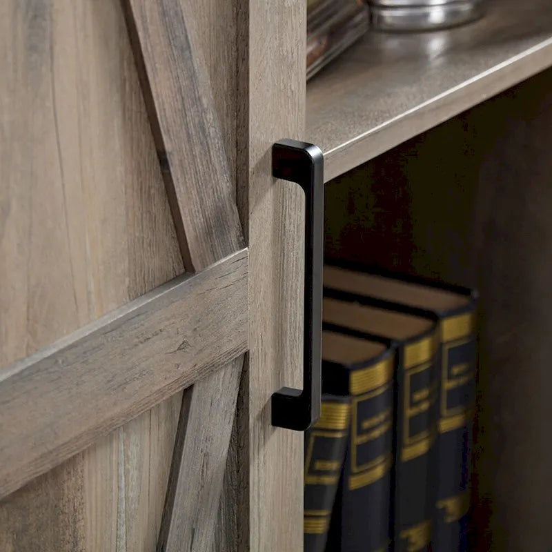 Armario alto de madera con puerta tipo granero