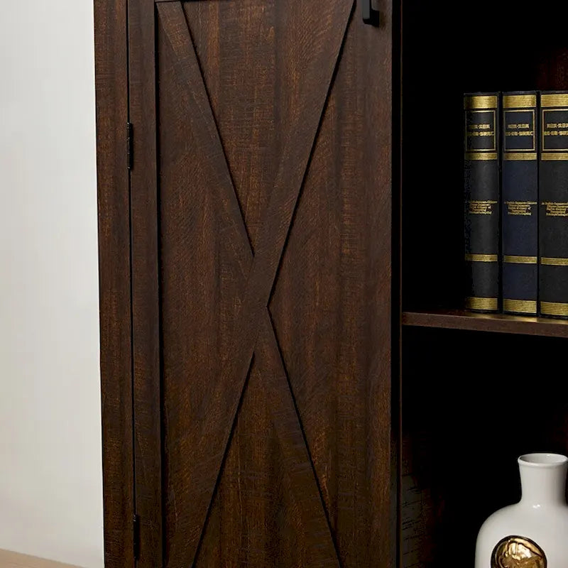 Armario alto de madera con puerta tipo granero