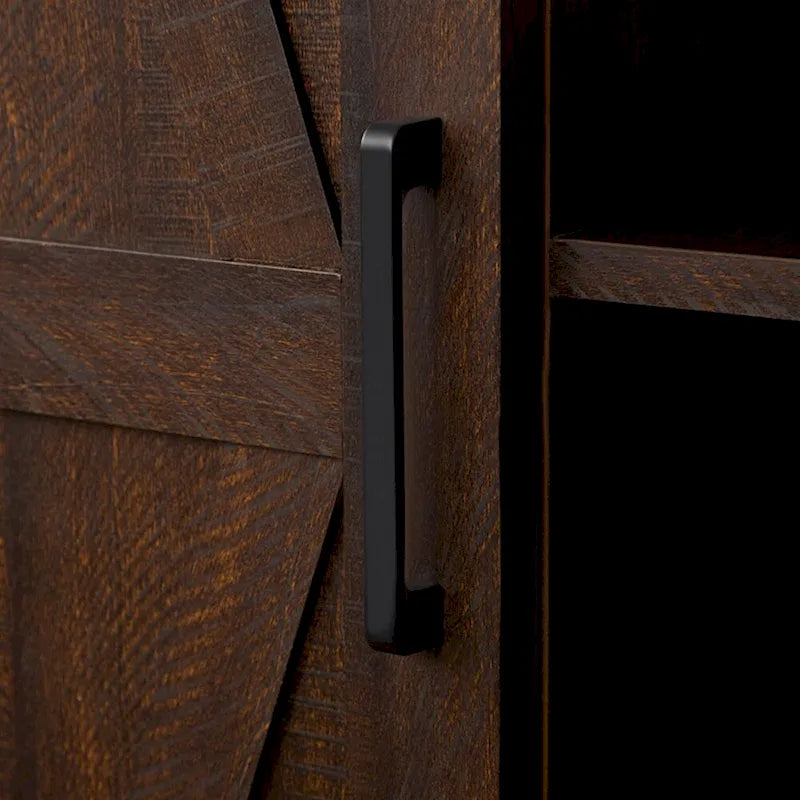 Armario alto de madera con puerta tipo granero