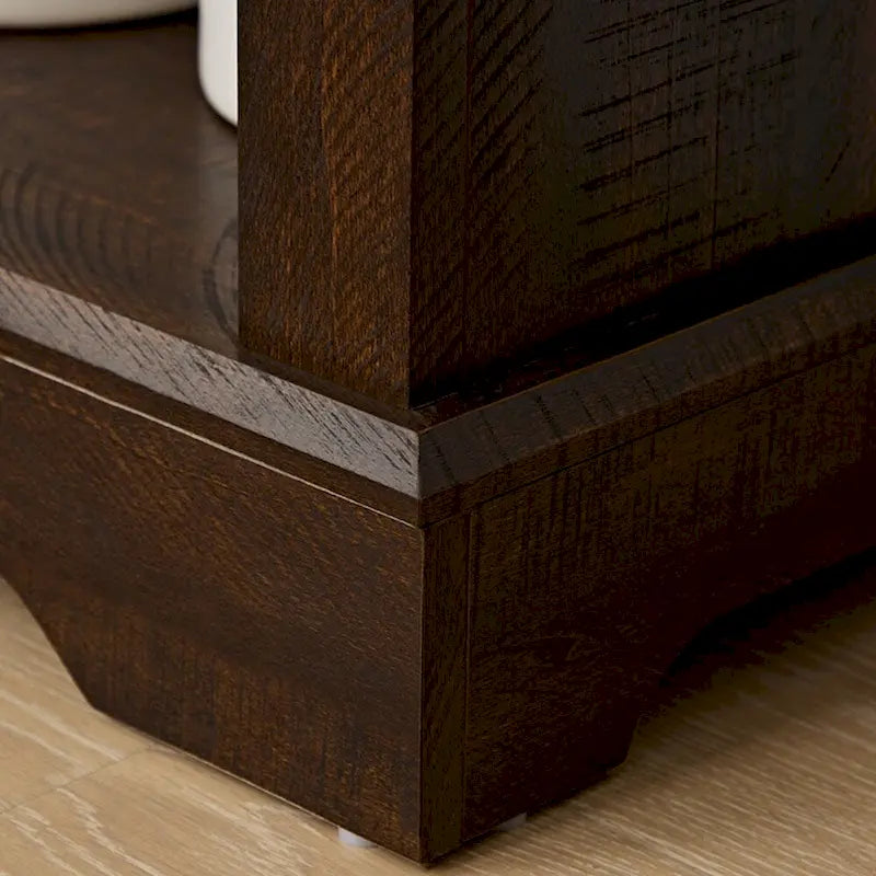 Armario alto de madera con puerta tipo granero